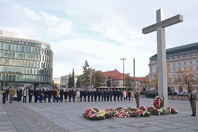 Step in Warsaw - City guide to Warsaw. The Polish government delegation put flowers on the 16th of October 2018 (40th anniversary of the Pope John Paul II election) at the cross commemorated the first Holy Mass celebrated by the Holy Father John Paul II in Poland. Source: https://www.deon.pl/.