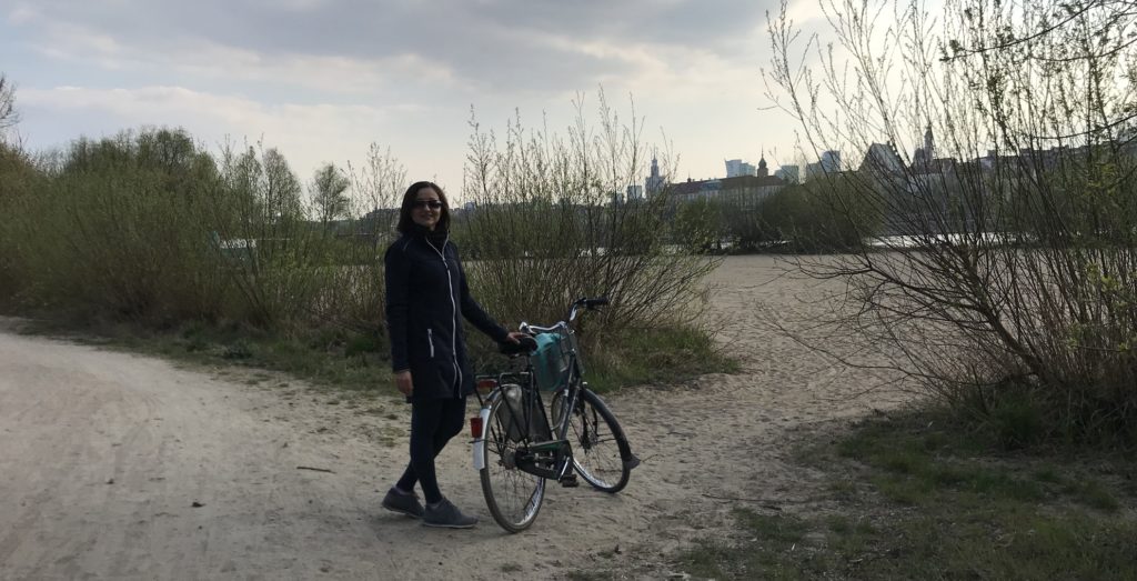Step in Warsaw - City guide to Warsaw. A forest bike route along the Vistula river. I always tell my tourists about this extraordinary place. A view of the city. Warsaw, 07.04.2019.