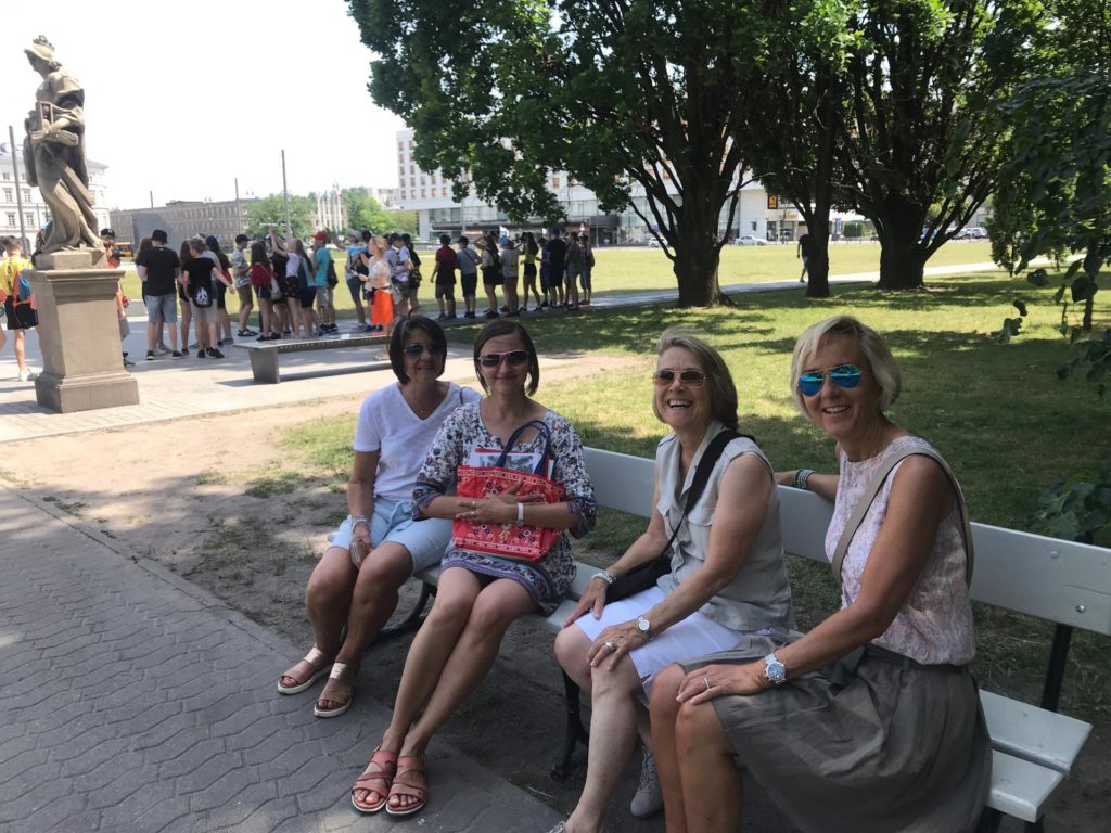 Step in Warsaw - City guide to Warsaw. "A survival trip" in the heat with my lovely tourists from Switzerland. We are protecting ourselves from the "African" sun in the shade in the Saxon Garden. Warsaw, 13.06.2019.