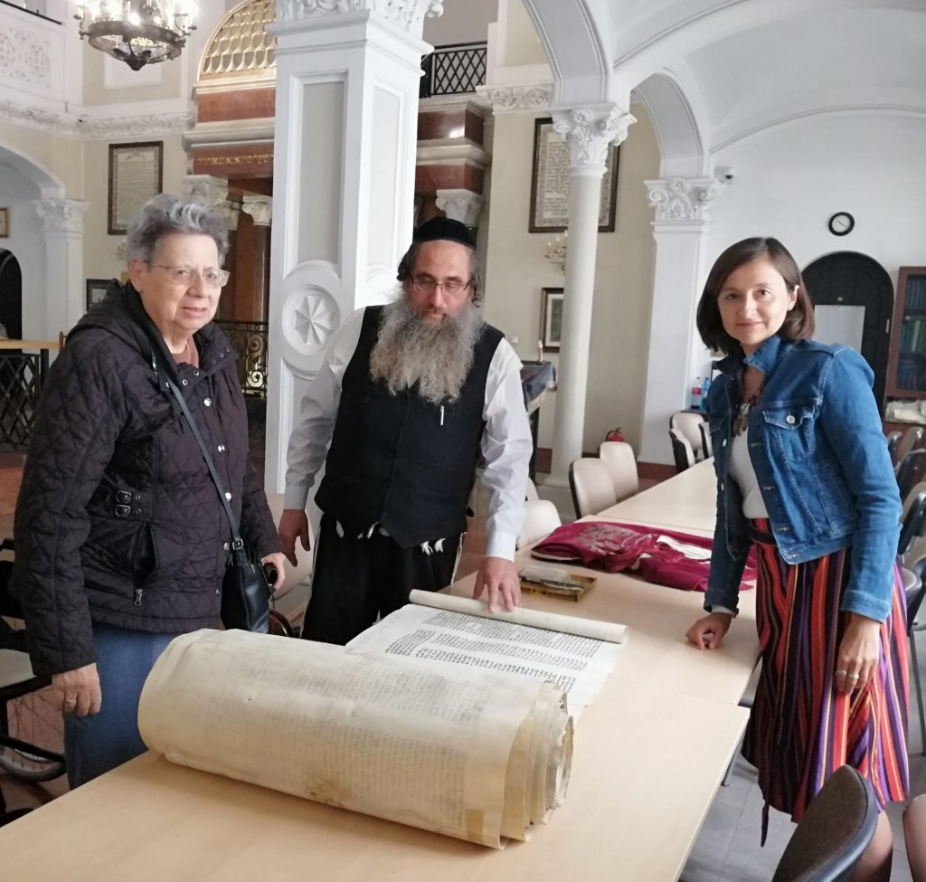 Step in Warsaw - City guide to Warsaw. An unexpected meeting with a sofer from Israel (a man who transcribes and repairs Torah) in the Nożyk Synagogue. My tourist also came from Israel. With Ruth and the sofer. Warsaw, 03.09.2019.