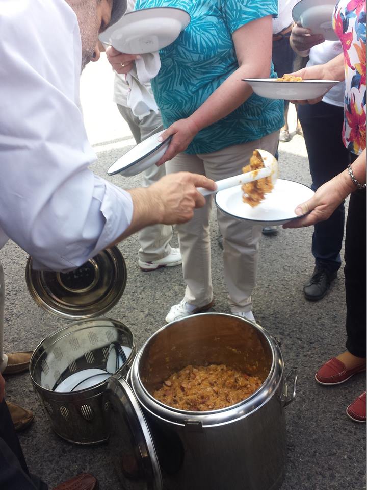 Step in Warsaw - City guide to Warsaw. My pilgrimage group from Racławice from the parish of Saint Apostles Peter and Paul. The distribution of food.:) Warsaw, May 2018.
