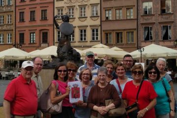 Step in Warsaw - Stadtführerin in Warschau. Am Denkmal der Meerjungfrau mit meiner Gruppe aus Montville, New Jersey, die USA. Warschau, Juli 2018.