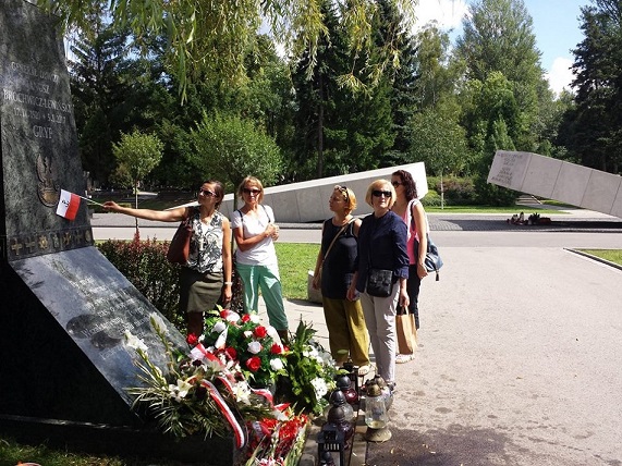 Step in Warsaw - City guide to Warsaw. A patriotic walk through the Powązki Military Cemetery with my guests from the Unilever Company. The grave of Janusz Brochwicz-Lewiński. Warsaw, August 2018.
