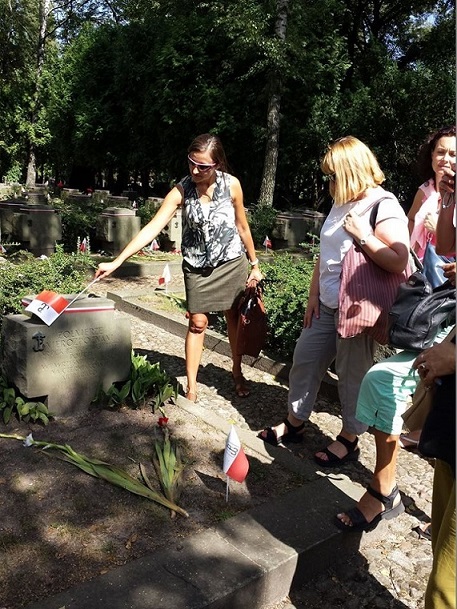 Step in Warsaw - City guide to Warsaw. A patriotic walk through the Powązki Military Cemetery with my guests from the Unilever Company. The war graves of the young insurgents from 1944: boys and girls from the “Umbrella” group. Warsaw, August 2018.