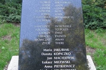 Step in Warsaw - Przewodnik po Warszawie. Pomnik w Parku Skaryszewskim w Warszawie upamiętniający ofiary ataku terrorystycznego na World Trade Center w Nowym Jorku z 11.09.2001 roku.